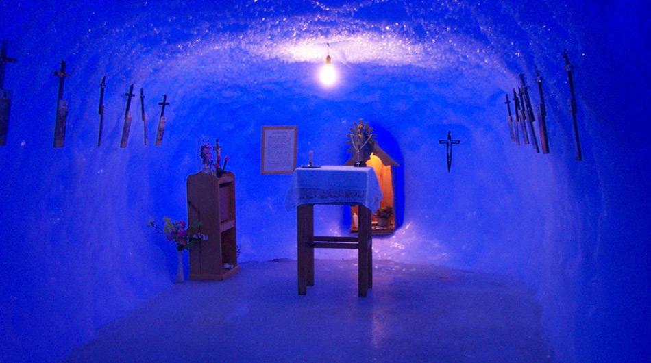 In der Eishöhle der Kapelle in Belgrano sind die Stationen des Kreuzes von Frostkristallen umrahmt. (Foto: histarmar.com.ar)