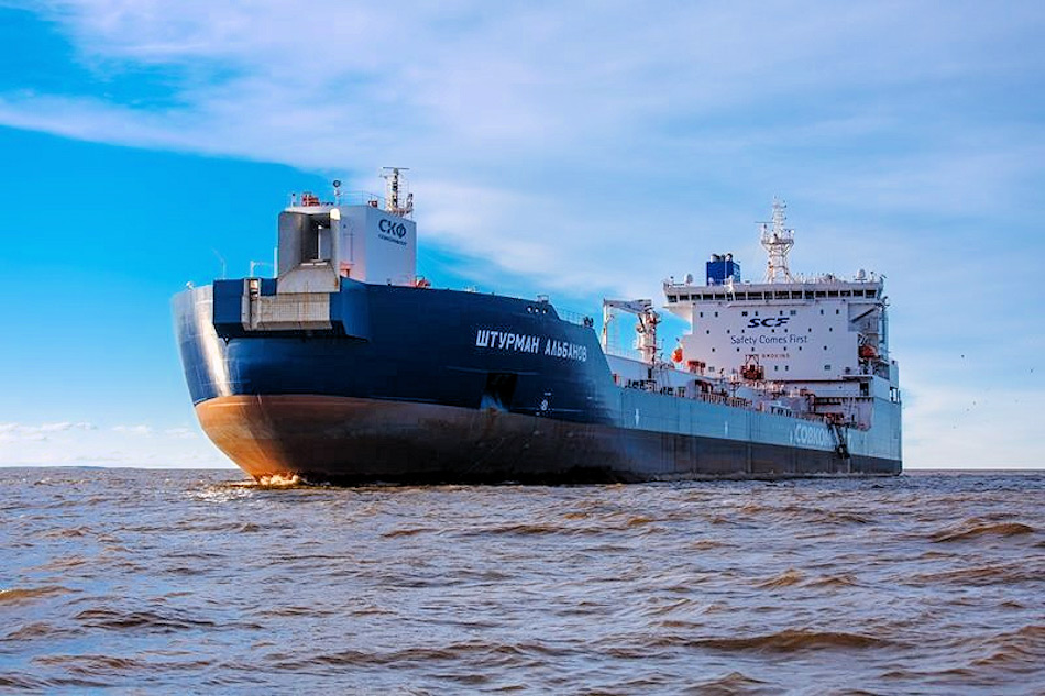 Um das geförderte Öl zum Festland zu transportieren, hatte Russland neue Tanker wie die Shturman Albanov gebaut, ein 42‘000-Tonnen, eisverstärkter Tanker, der speziell für die arktischen Bedingungen entwickelt worden war. Bild: Sovcomflot