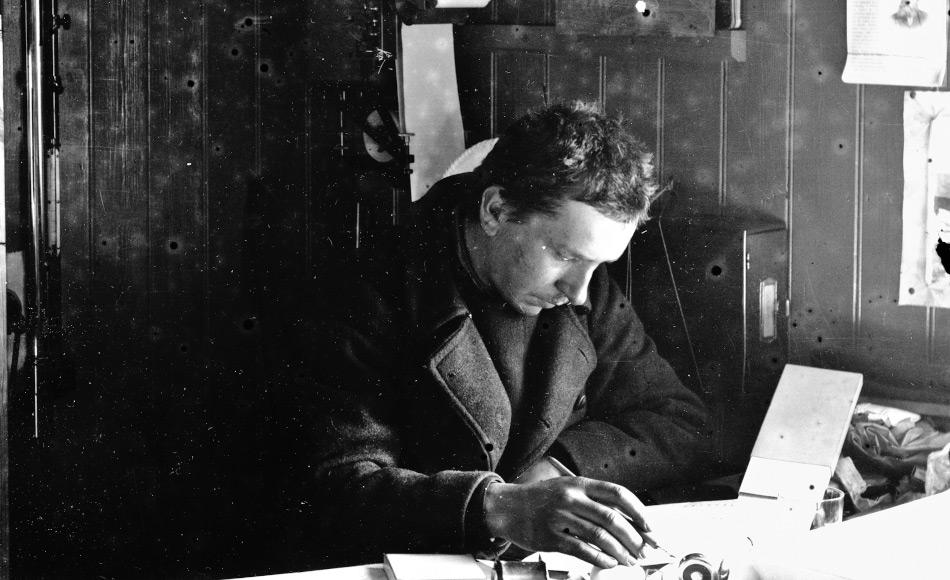 Der deutsche Polarforscher Alfred Wegener unternahm insgesamt 4 Expeditionen nach Grönland. Er starb wahrscheinlich im November 1930 während einer Expeditionstour. Sein Tagebuch von damals blieb verschollen. Bild: AWI