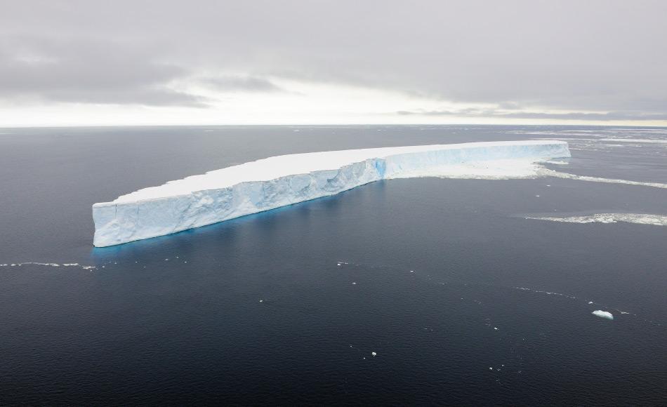 Tafeleisberge entstehen, wenn Teile eines Eisschelfs abbrechen und mit der umliegenden StrÃ¶mung verdriftet werden. Ein Eisschelf selbst ist die Zunge von mehreren Gletschern, die im KÃ¼stenbereich Antarktikas zusammenfliessen und eine riesige EisflÃ¤che bilden. Bild: Michael Wenger