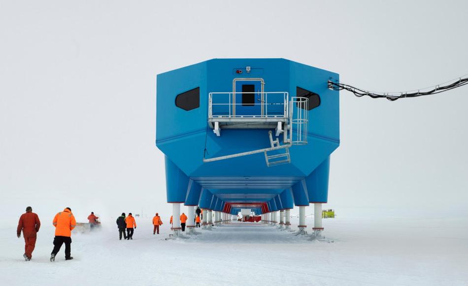 Halley VI, die neueste britische Forschungsstation in der Antarktis, steht auf dem Brunt Eisschelf an der Ostseite des Weddellmeers. Normalerweise wird die Station das ganze Jahr bemannt. Bild: James Morris