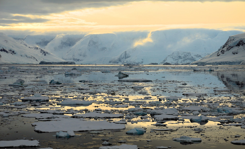 Der Tourismus in die Antarktis hat im letzten Jahrzehnt zugenommen. Der faszinierenden Magie der Antarktis waren die Besucher erlegen. Um sicherzustellen, dass die Besuche in diese zerbrechliche Wildnis auch weiterhin umweltverträglich und nachhaltig sein werden, setzt die IAATO auf starke Regulierungsmassnahmen und einen klaren Verhaltenskodex, dem jedes Mitglied unterliegt. Bild: Michael Wenger