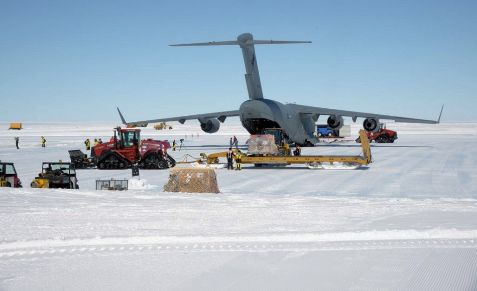 Die grössten Flugzeuge, die in die Antarktis fliegen, sind die C-17-Transporter der US-Amerikaner und Australier. Neben Material transportieren sie auch Wissenschaftler und Personal für die Stationen. Bild: Justin Hallock / Australian Antarctic Division