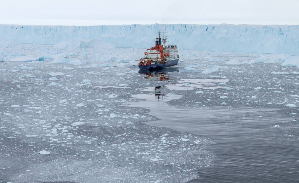 Das deutsche Forschungsschiff âPolarsternâ kartographierte den Meeresboden vor dem Pine Island Gletscher nach einem Abbruch eines grossen Eisberges. Dabei kamen Ã¼berraschende Fakten an den Tag. Bild: Thomas Ronge