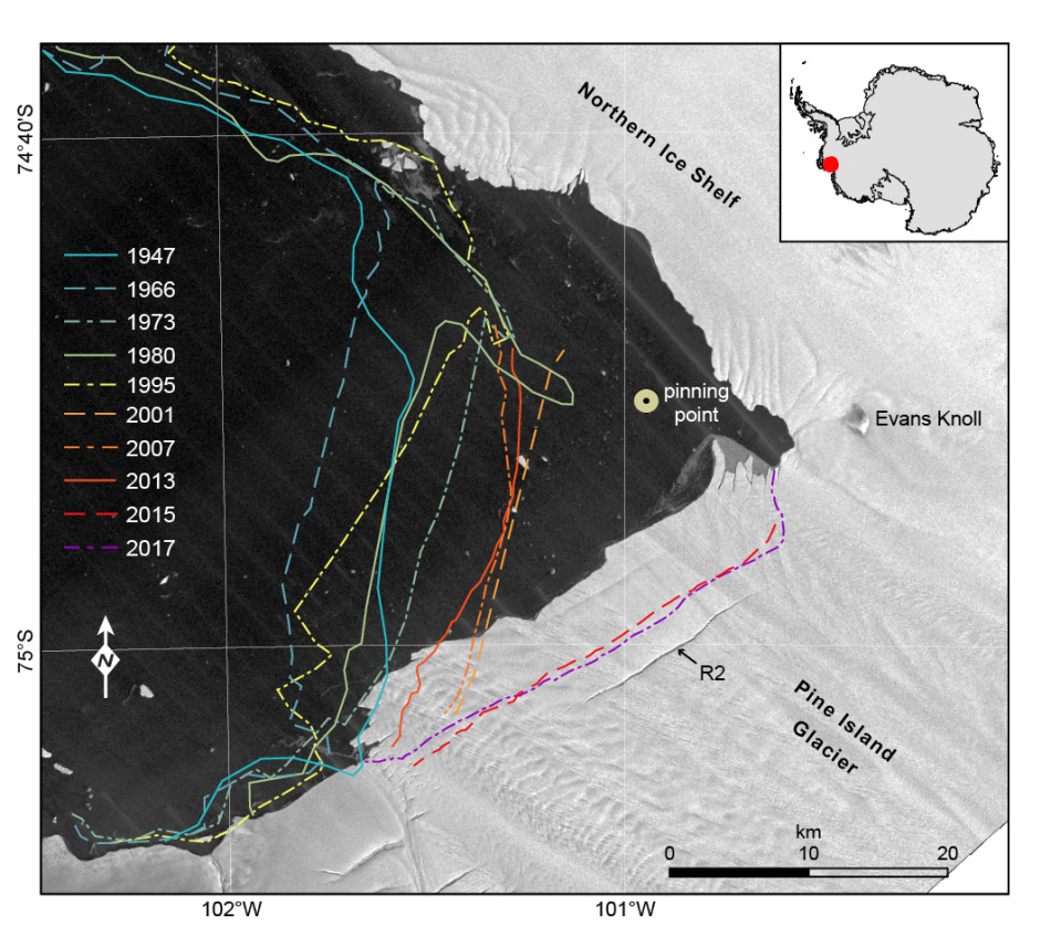 Die farbigen Linien zeigen die Front des Gletschers an bestimmten Jahren. Der plÃ¶tzliche RÃ¼ckzug 2015 ist in rot eingezeichnet mit dem Berg, der damals abgebrochen ist. Bild: Jan Erik Arndt