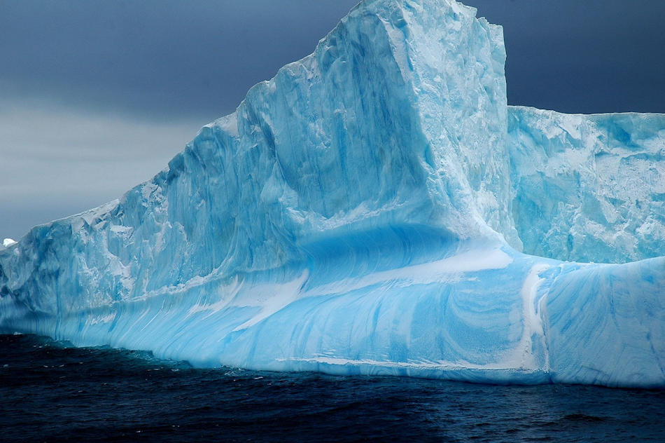 Eisberge sind ein Zeichen von wachsenden oder schmelzenden Gletschern. In der Antarktis sind einige der Gletscher richtige Eisbergproduzenten rund um den Kontinenten. In der Arktis stammen die meisten aus Grönland. Bild: Michael Wenger