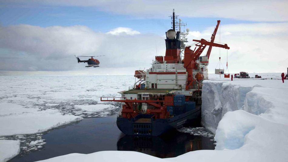 Die Polarstern an der Schelfeiskante in der Atka-Bucht (Bild: Frank Roedel / AWI)