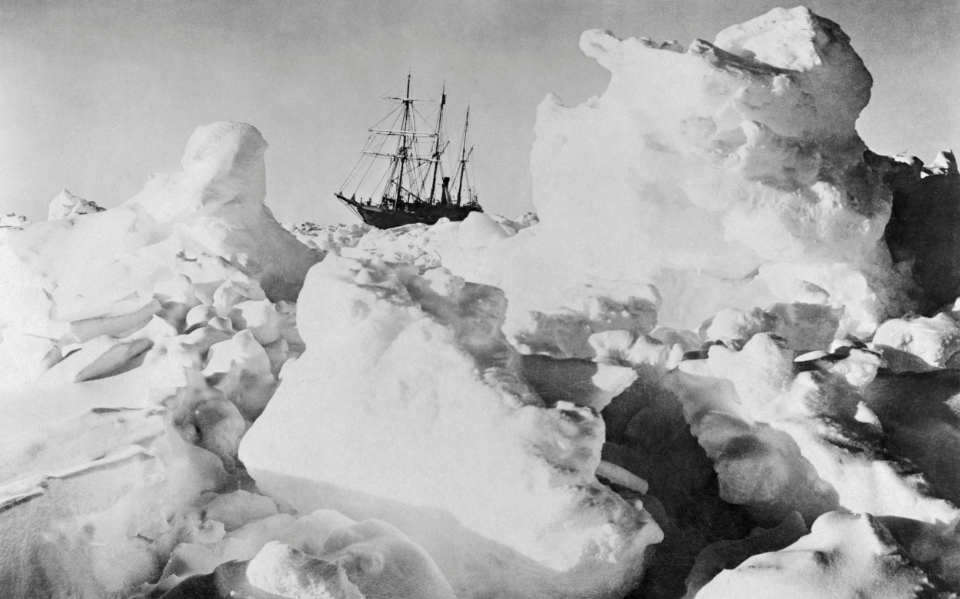  Die Endurance anno 1915, eingefroren im Weddellmeer. Das Wrack wird 2022 wieder gesucht. (Bild: Frank Hurley)