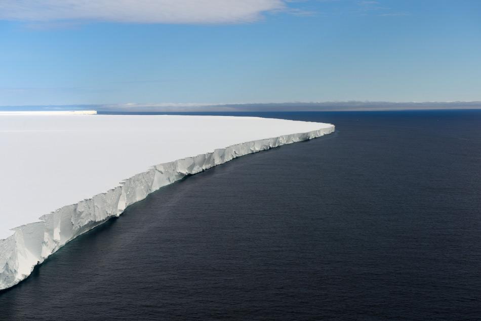Der antarktische Eisschild bedeckt mehr als 98 Prozent Antarktikas und ist die grÃ¶sste Ansammlung von SÃ¼sswasser weltweit. Die Gletscher ragen weit in die umgebenden Ozean hinein und bilden massive Eisschelfe. Sollte das gesamte Eis der Antarktis schmelzen, wÃ¼rden die Meeresspiegel global gesehen um mehr als 60 Meter ansteigen. Bild Michael Wenger