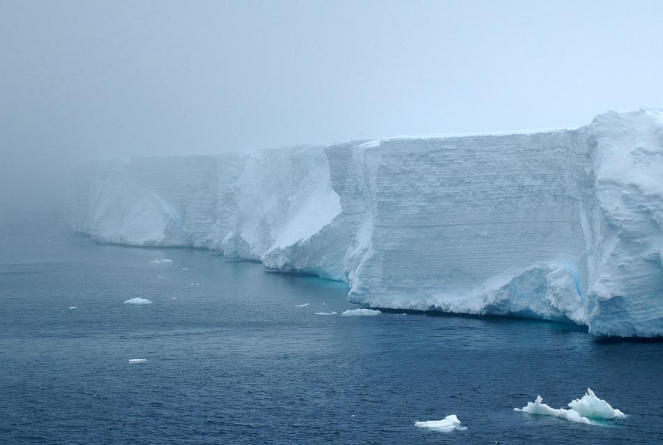 Tafeleisberge sind abgebrochene Teile eines Eisschelfs von Antarktika. GemÃ¤ss der Meinung von Klimatologen werden mehr von diesen Eisbergen in den StrÃ¶mungen rund um den Kontinenten in der Zukunft treiben. Denn kleinere und mittlere Eisschelfe werden schneller auseinanderfallen als die grossen. Bild: Michael Wenger