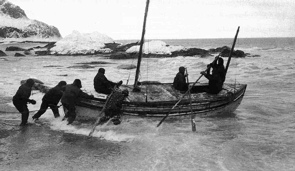 In einem verzweifelten Versuch, Hilfe zu organisieren, liess Sir Ernest Shackleton eines der Rettungsboote seetÃ¼chtig machen und segelte mit fÃ¼nf MÃ¤nnern in nur 16 Tagen von Elephant Island nach SÃ¼dgeorgien. Bild: Frank Hurley