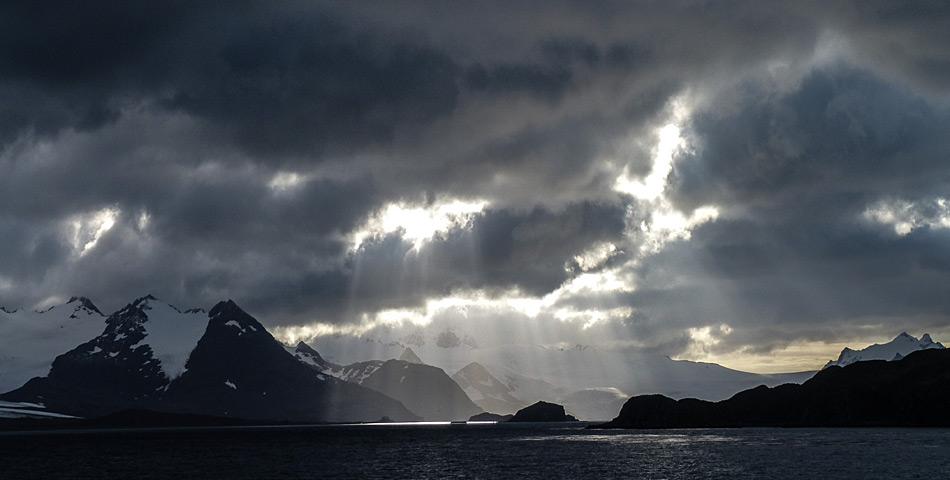 Die Insel SÃ¼dgeorgien mitten im SÃ¼datlantik gehÃ¶rt zu den subantarktischen Inseln und war eine der wenigen bewohnten Inseln aufgrund der Walfangstationen. Foto: Katja Riedel