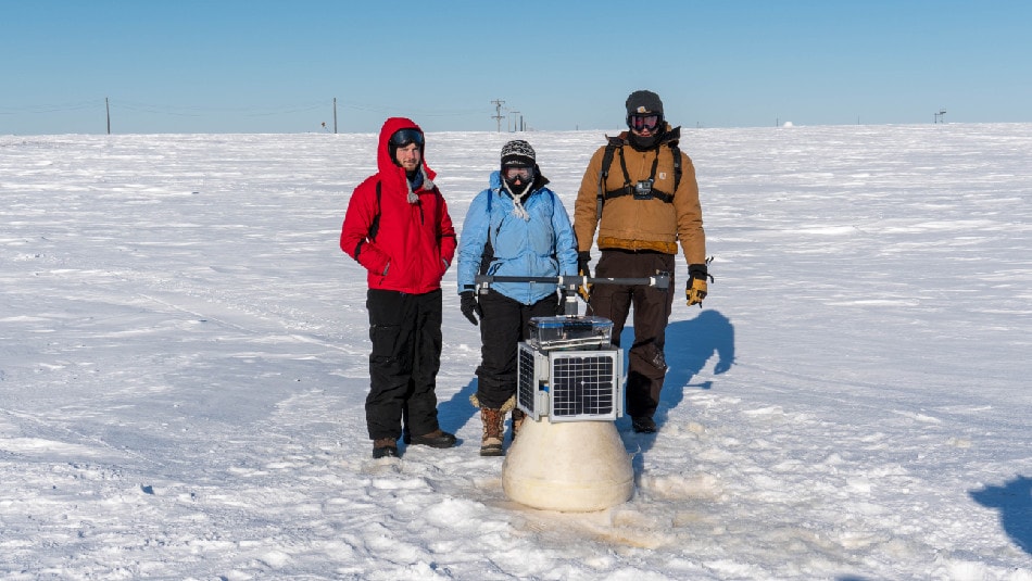Die Gründerin und CEO von Ice911 Dr. Leslie Field (Mitte) bei Messungen auf dem Testgelände in der Arktis. (Foto: Ice911 Research)