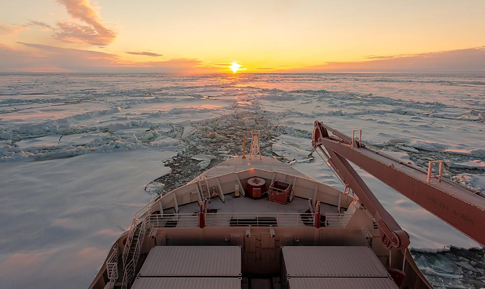 Polarstern bricht sich durch schweres Eis Richtung SÃ¼den. Foto: Stefan Hendricks, AWI