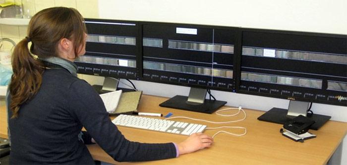 Auswertung der Sedimentproben an der Uni Köln. Im Bohrkern sind im Bereich der Super-Warmzeiten charakteristische rot-braune Sedimentschichten aufgetreten.