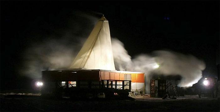 Die Bohranlage auf dem See im Frühjahr 2009. Um den Lasten der Anlage zu wiederstehen musste vorgängig das Eis mit Seewasser geflutet werden. Damit erreichte das Eis die nötige Tragkraft.