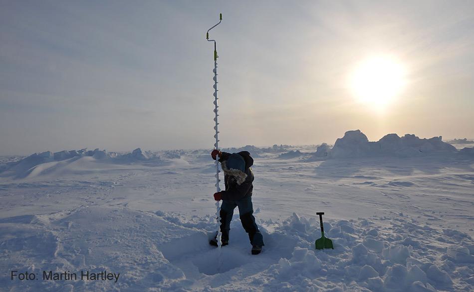 Forscher können die Eisdicke auch durch Bohren von Löchern im Meereis messen. Diese Methode ist nicht ein sehr effizienter Weg um die Dicke über Millionen von Quadrat-Kilometer des arktischen Meereises zu messen.