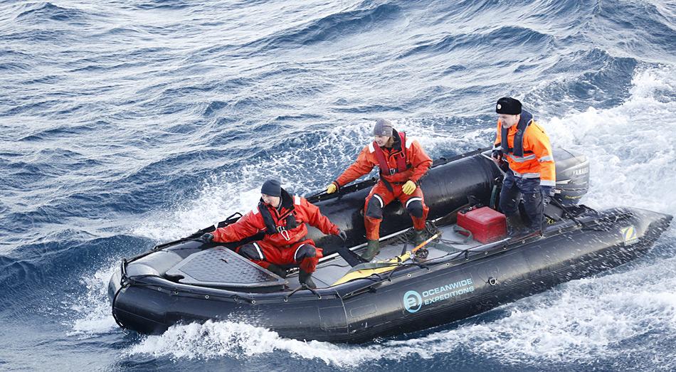 Kapitän Alexey Nasarov der MV «Plancius» mit Helfern auf der Suche nach dem AWI-Seaglider. Foto: Jerry Xu