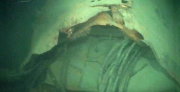 Fotos einer Expedition von 2007 zeigen offene Luken und grosse Löcher im Rumpf des U-Bootes K-159.