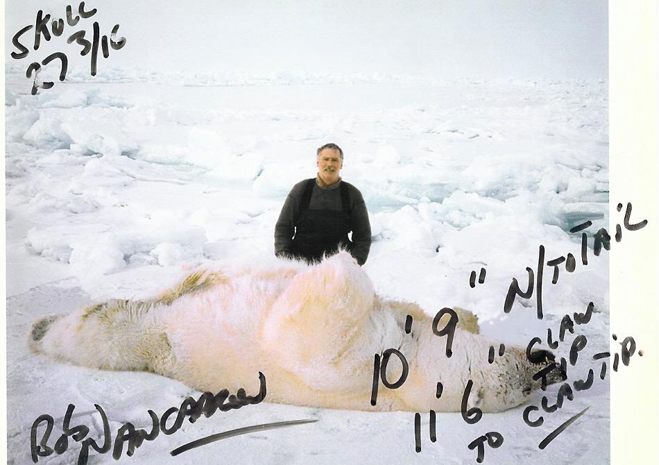 Erinnerungsfoto mit erlegtem Eisbär. Für die Einen das Highlight, für Umweltschützer und Tierfreunde eher unerträglich.