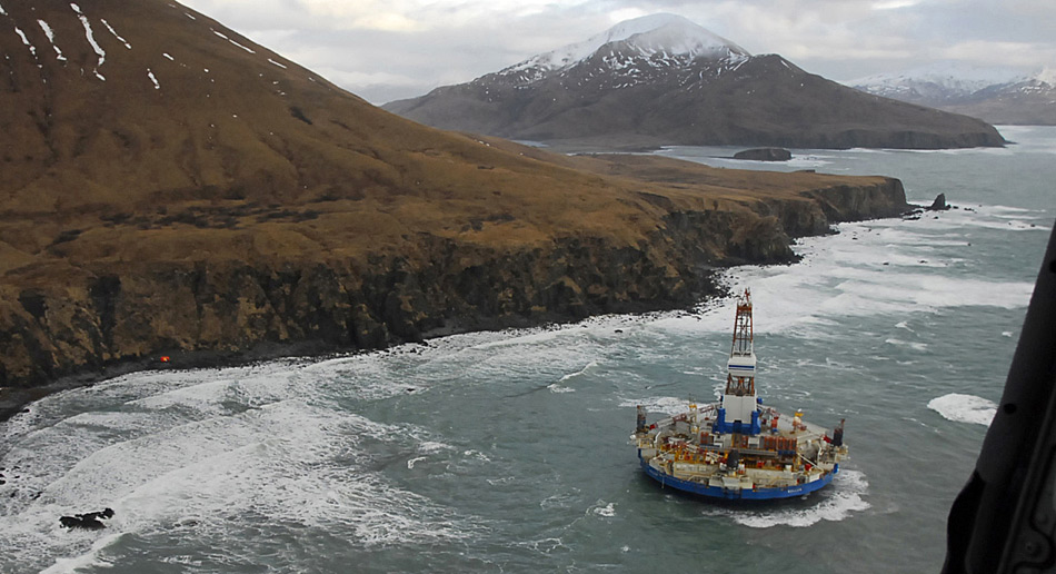 Die Zusammen mit dem Schiff «Noble Discoverer» war die Bohrplattform «Kulluk» an der Exploration von Öllagerstätten im Nordpolarmeer beteiligt. Bei der Überführung nach Seattle lief die Plattform im Sturm auf Grund und strandete bei Sitkalidak Island.