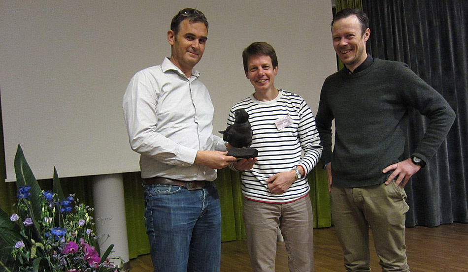 Zum ersten Mal wurde der «Puffin» in diesem Jahr vergeben. Mark van der Hulst (links) und Troels Jacobsen (Mitte) nahmen den Preis von Jørn Henriksen (rechts) von der AECO entgegen. Bild: Frygg Jørgensen