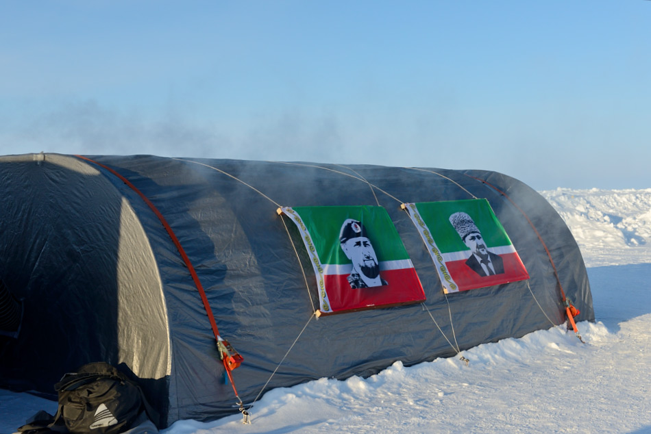 Obwohl das Camp Barneo von Touristen fÃ¼r ihre Expeditionen zum Nordpol verwendet wird, hat das Lager mehrere Zwecke wie beispielsweise Wissenschaft, hat aber auch einen strategischen Hintergrund fÃ¼r viele LÃ¤nder, die mit Russland verbÃ¼ndet sind, darunter auch Tschetschenien. Bild: Michael Wenger