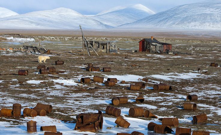 In vielen Regionen der russischen Arktis liegt haufenweise Mu00fcll und Schrott in der Gegend und